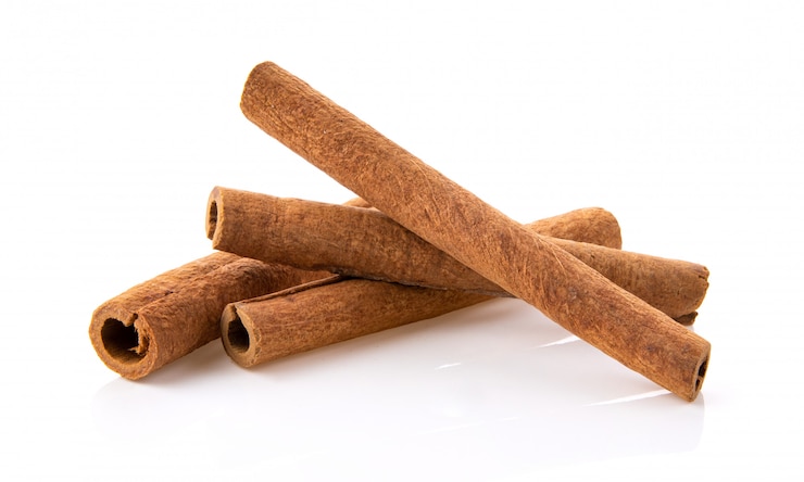Photo cinnamon sticks on white