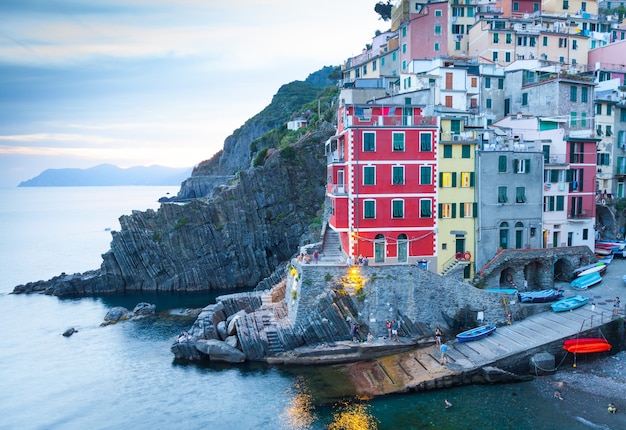 친퀘테레(Cinque Terre) 지역에서 가장 아름다운 도시 중 하나인 리오 마조레(Rio Maggiore) - 블루 아워