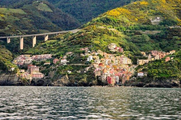 Foto cinque terre - riomaggiore uitzicht vanaf de zee