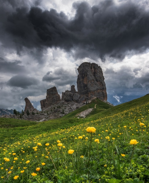 이탈리아 Dolomites에 친퀘 토리