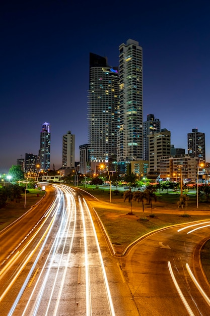 Cinta Costera Coastal Beltway Balboa avenue skyline van de stad 's nachts Panama City Panama Midden-Amerika