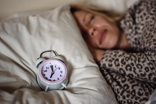 Foto circadiaans ritme slapende vrouw en wekker