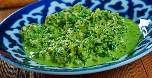 Foto circassian groene ajika, kaukasische keuken, traditionele geassorteerde gerechten, bovenaanzicht.