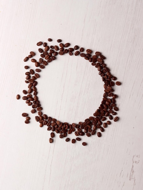 コーヒー豆のサークルがテーブルの上に置かれています