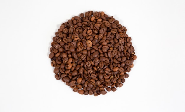 Photo circle of coffee beans isolated