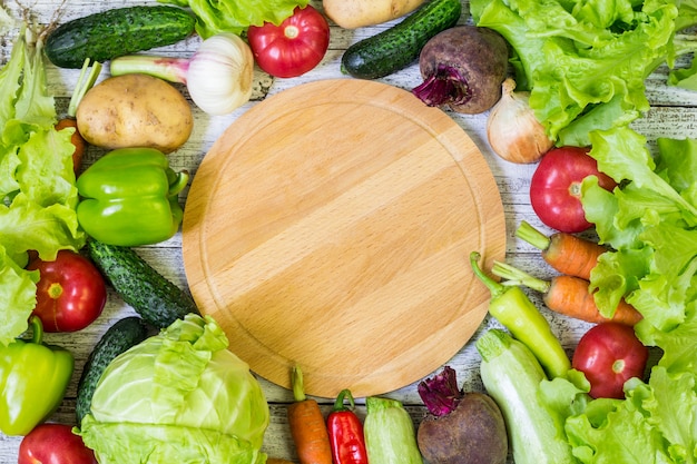 写真 サークルまな板と野菜。健康的な食事。背景のコピースペース