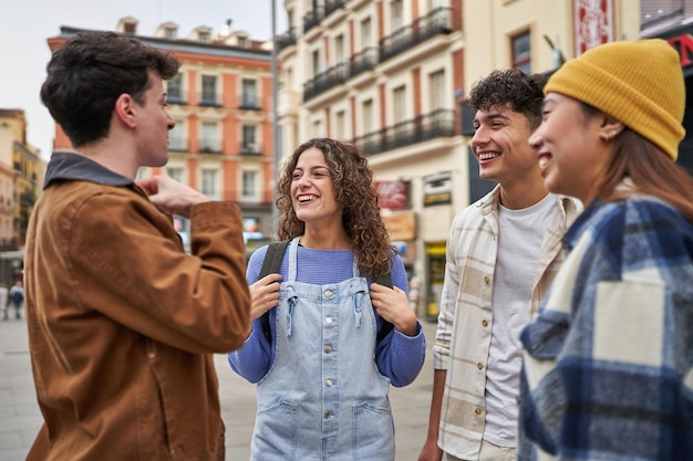 Una cerchia di amici di diversa estrazione che chiacchierano e creano legami mentre si godono la vacanza