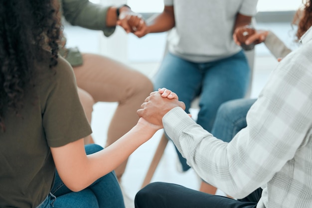 Foto cerchia tenendosi per mano e sostenendo con la preghiera in ufficio per solidarietà fede e fiducia con la religione al lavoro uomini donne e mano amica per il team building di preghiera e la diversità con consapevolezza