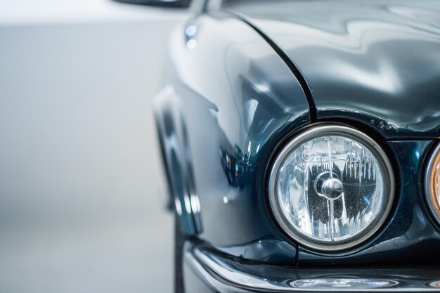 Photo circle lights of a polished green vintage car