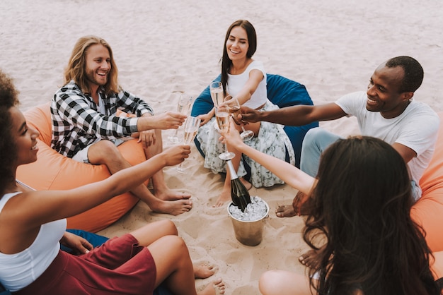 Circle of friends juichen op sandy beach