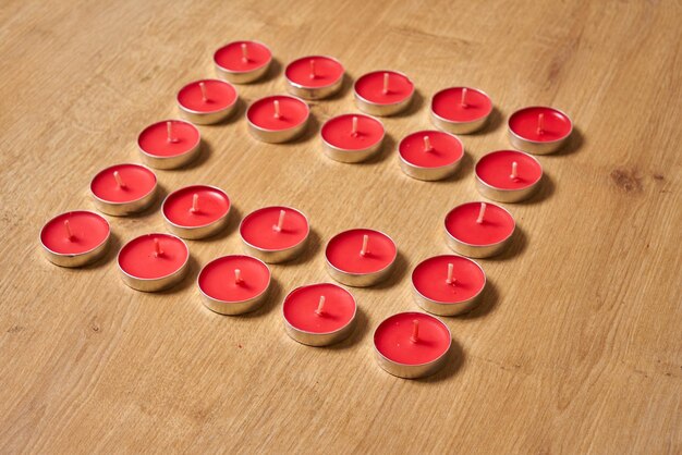 Photo a circle of red candles with the number 12 on it