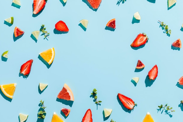 Foto cornice per alimenti circolare su sfondo blu