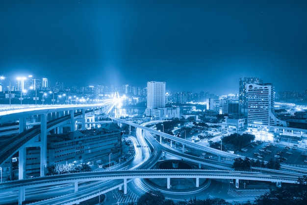 Passaggio circolare ed architettura urbana moderna a chongqing, cina