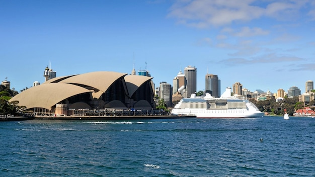 Circular Quay en Opera House Sydney Australië Sydney opera house met veerboten in de voorhoede