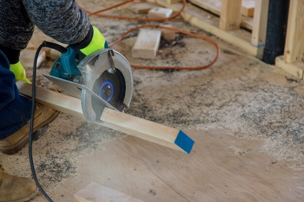 Photo circular saw carpenter using for wood beam