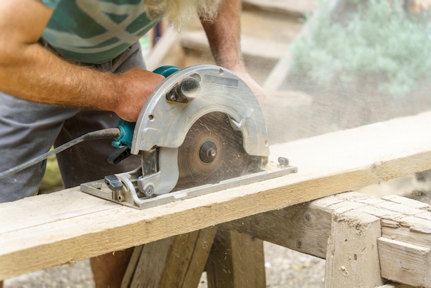 Circular saw wood cutting