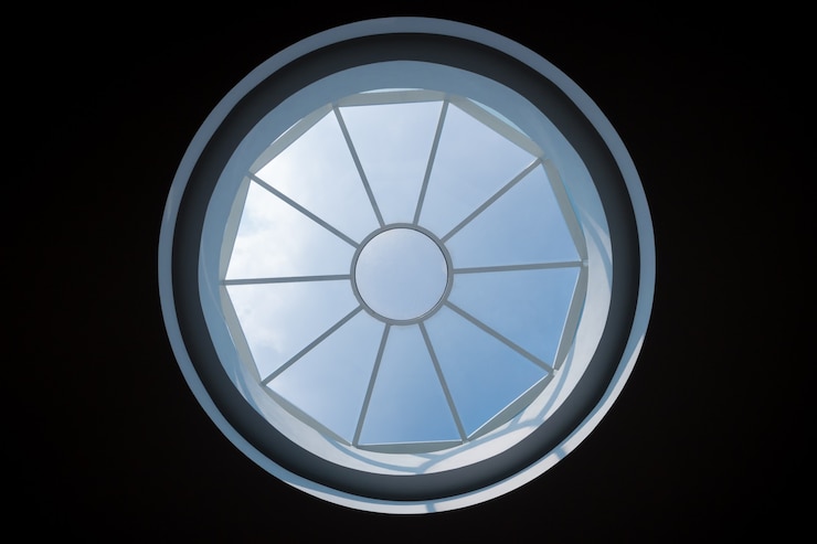 Photo circular skylight on ceiling with blue sky