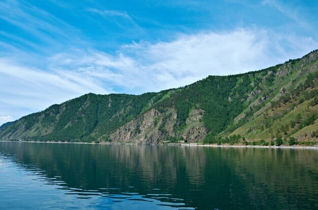 Кругобайкальская железная дорога на берегу Байкала.