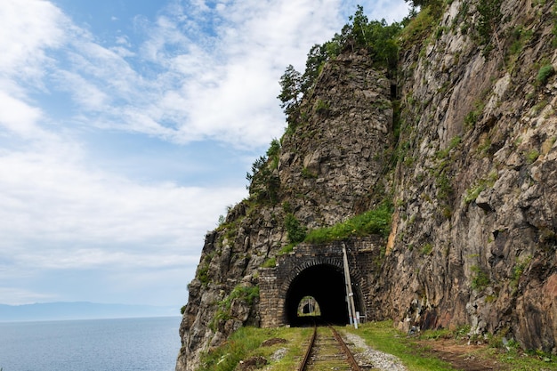 철도 터널 기둥에 Circumbaikal 철도 오래된 철도 터널 번호