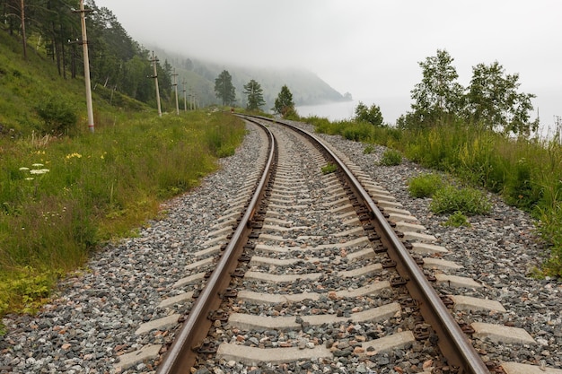 Circumbaikal-spoorweg de spoorlijn is aangelegd langs de oever van het Baikalmeer, Rusland