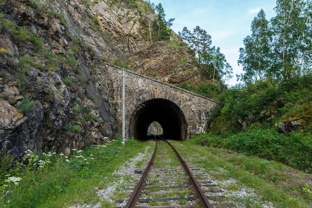 Circumbaikal spoorweg oude spoorwegtunnel nummer op de spoortunnel sharyzhalgay