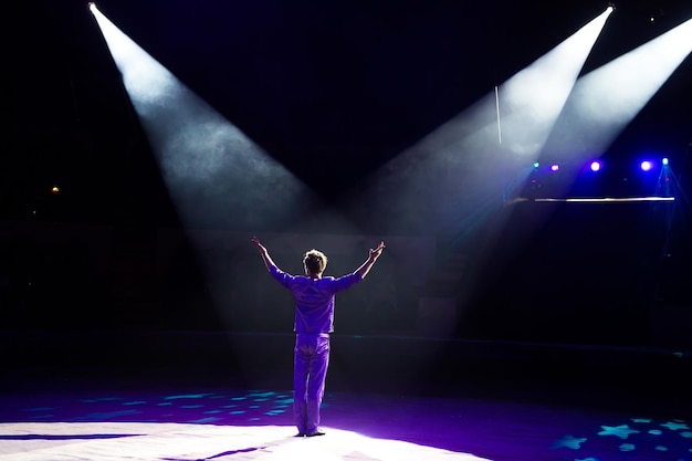 Circus. Luchtgymnasten op doeken. Doeken. Circusartiesten. Vlucht onder de koepel van het circus