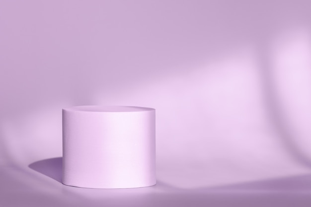 Cirkel platform podium voor cosmetische producten met geometrische schaduw op muur paarse ronde sokkel