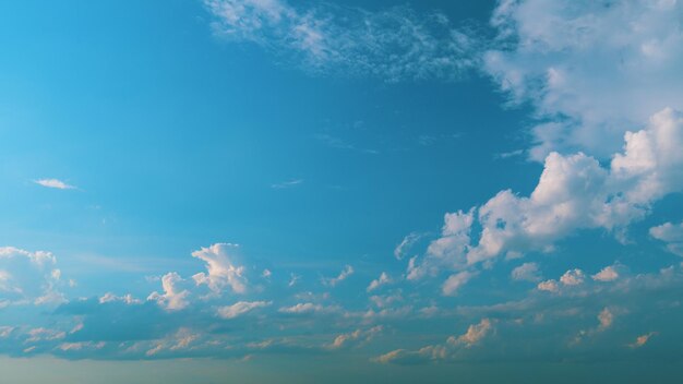 빛 효과를 가진 시로쿠루스 아침 해가 지는 파란 하늘과 희미한 연기가 있는 시로큐루스