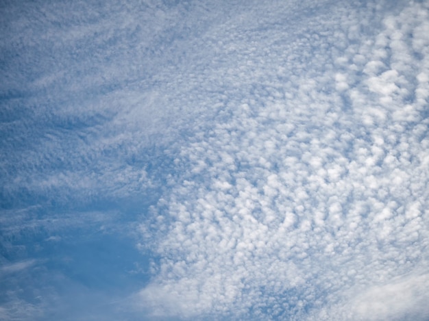Перисто-кучевые облака в голубом небе.