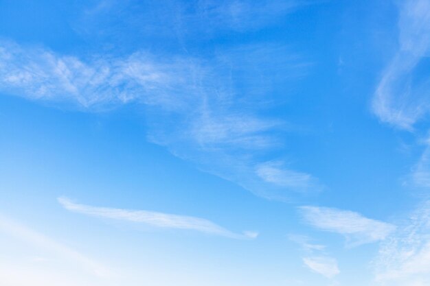 冬の青い空に巻雲の白い雲