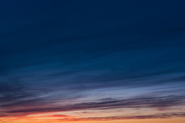 Cirruswolken in de lucht bij zonsondergang uitgaande dagen