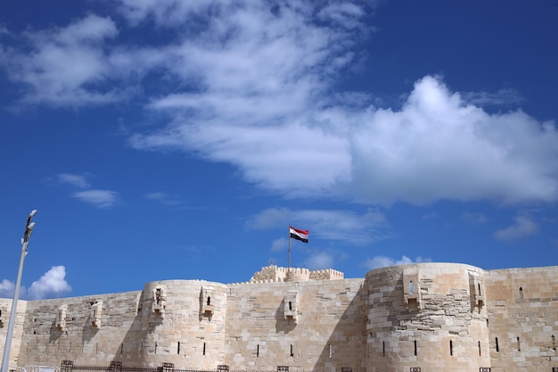 Citadel Qaitbay fortkasteel op zonnige dag met Egyptische vlag