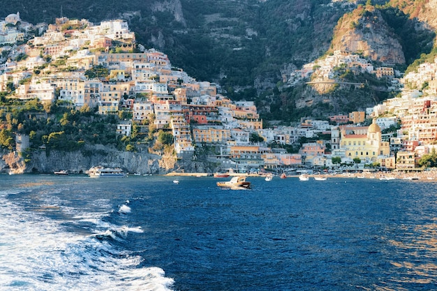 Citiscape en landschap van de stad Positano aan de kust van Amalfi en de Tyrrheense Zee in Italië in de zomer. Uitzicht op prachtige mediterrane architectuur in de buurt van Sorrento. Europa reizen en toerisme.