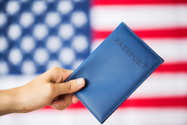 Фото Концепция гражданства, патриотизма и национализма - крупный план руки с американским паспортом