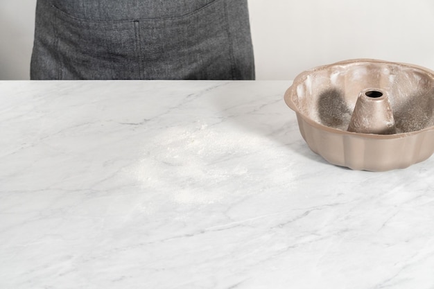 Citroen bosbessen bundt cake met suikerpoeder