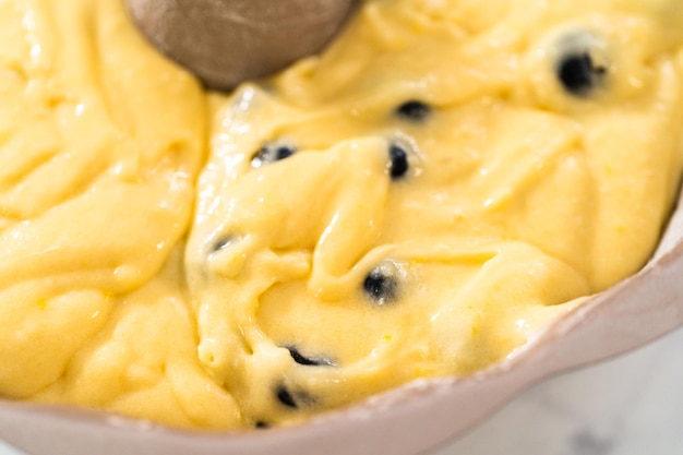 Citroen-bosbessencake met poedersuiker
