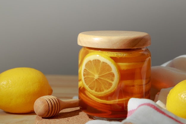 Citroen en natuurlijke honing, honingcitroen, een goede traktatie om vitamines te hebben en een sterke immuniteit.