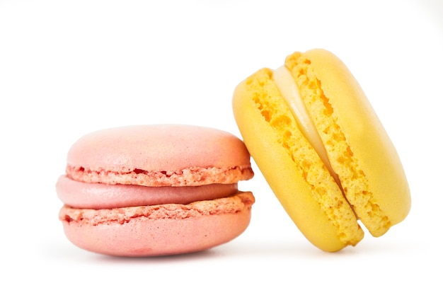 Citroen en vanille smaken macarons geïsoleerd op een wit