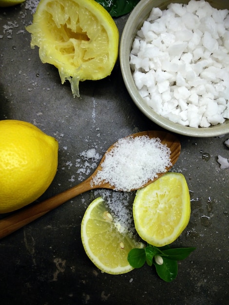 Foto citroen en zout in houten lepel