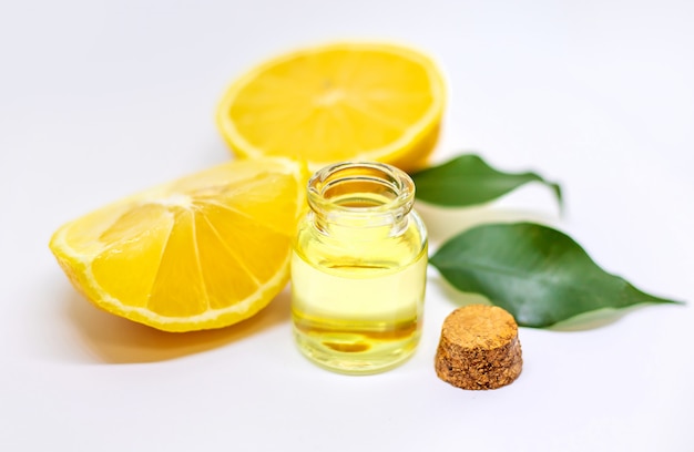 Citroen etherische olie in een fles en citroenen