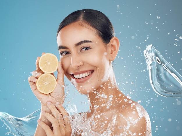 Citroen huidverzorging vrouw en waterplons voor vitamine c natuurlijke cosmetica en gezond schoonheidsproduct op blauwe studio achtergrond Gelukkig model gezicht biologisch fruit en zelfzorg dermatologie voor wellness