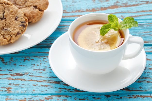 Foto citroen thee munt vers drankje rozijnen koekjes zomer verfrissing stilleven