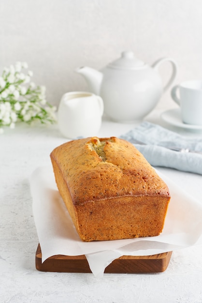 Citroenbrood. Cake met citrus en papaver op snijplank, traditionele Amerikaanse keuken.