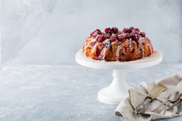 Citroenbundt-cake met frambozen op een licht.