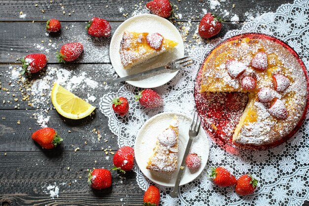 Citroencake met aardbeien, suiker en chocolade