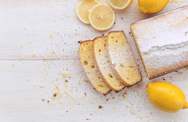 Citroencake met fruit op witte houten ondergrond