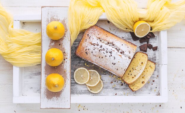 Citroencake met fruit op witte houten ondergrond