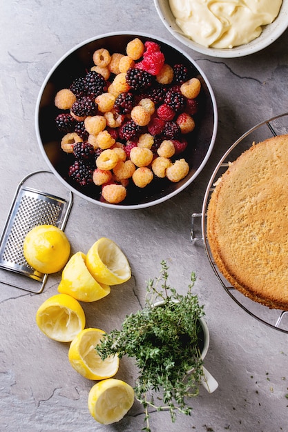 Citroencake met kleurrijke frambozen