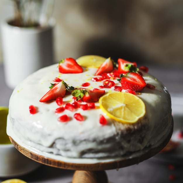 Citroencake met verse aardbeien en granaatappelzaden