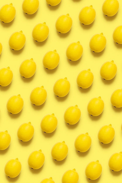 Foto citroenpatroon op gele oppervlakte